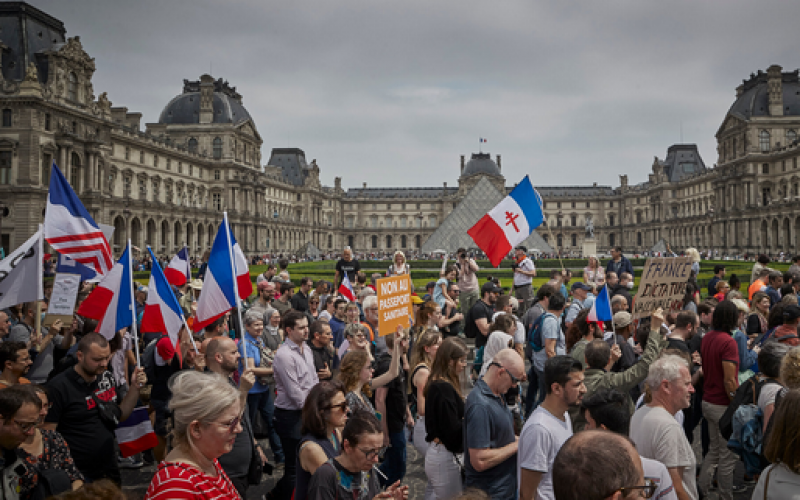 Поредни протести във Франция против задължителните здравни пропуски
