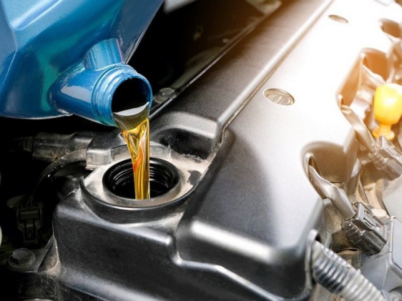 Защо постоянното доливане на масло може да е фатално за колата ви?