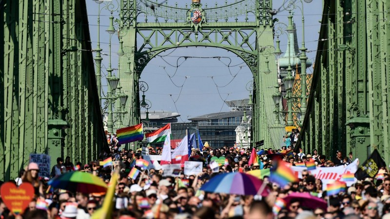 Хиляди протестираха срещу спорния анти-ЛГБТ закон в Будапеща