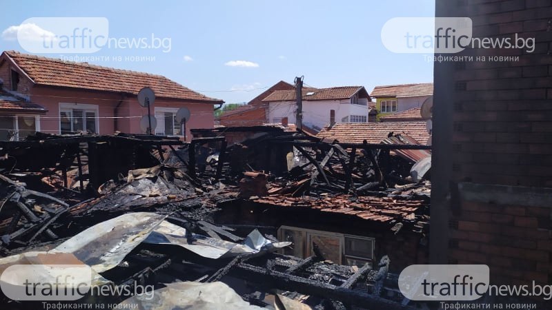 Пожар изпепели 4 къщи в Пловдив, местните жители пречат на пожарникарите