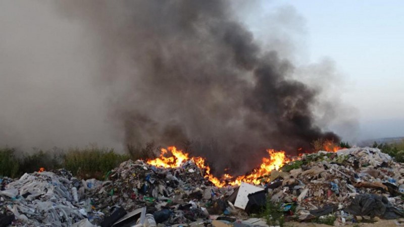 Прокуратурата разследва пожара сметището край Дупница