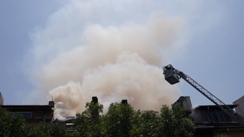 Голям пожар горя в центъра на София