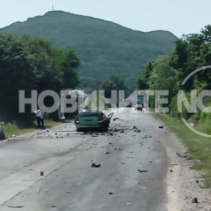 Двама души загинаха в катастрофа между камион и две коли