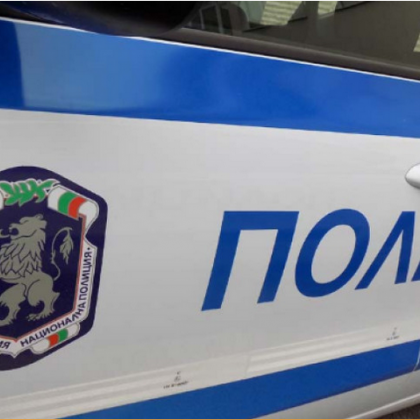 Мъж задигна и източи карта, отмъкна и акумулатор от кола