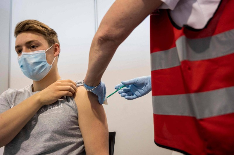 Задължителна ваксинация в САЩ. Бият и трета доза 