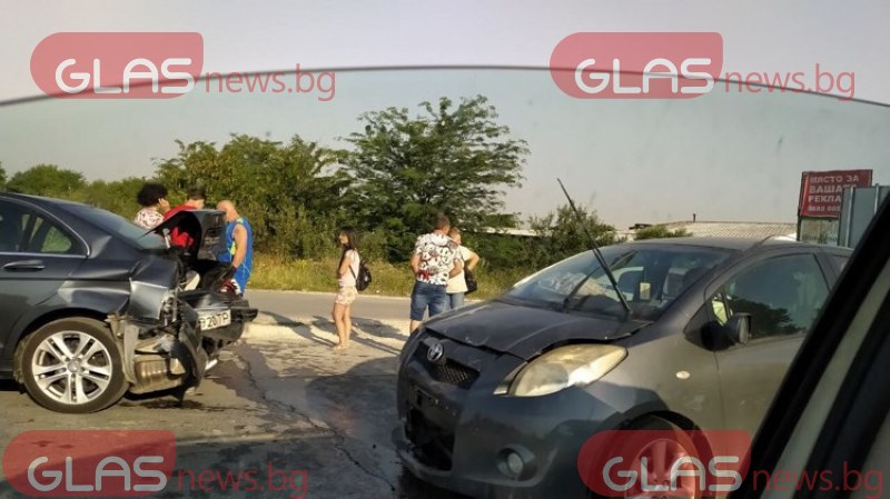Катастрофа на входа на Пловдив! Тойота се заби в БМВ