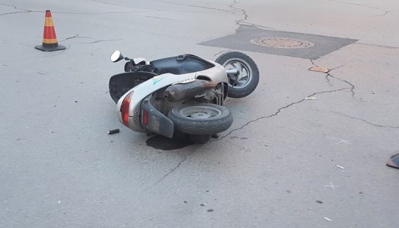 Кола отнесе 68-годишен на мотопед във Враца. Шофьорът – напушен!