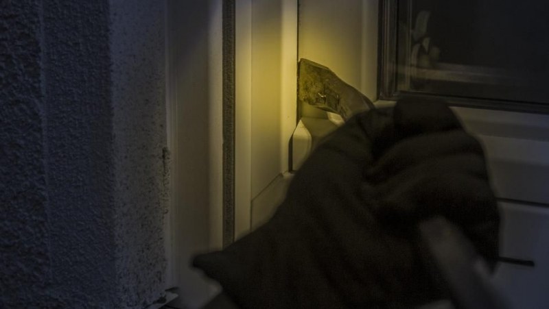Серийни крадци с белезници: За два месеца, 23 обира в домове - пари, злато