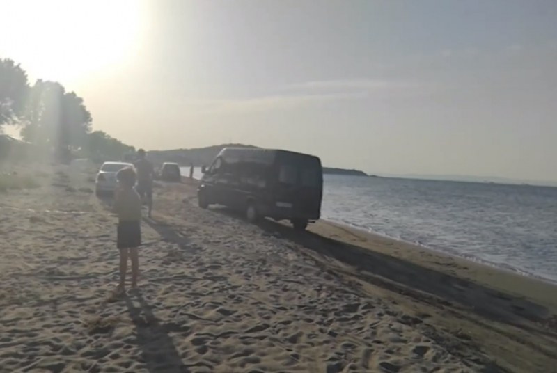 Що чинят тез’ коли на плажа? Пясъчната ивица като паркинг! ВИДЕО