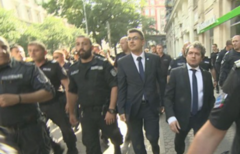 Пламен Николов бе ескортиран от полиция заради протест. Представи петте си приоритета