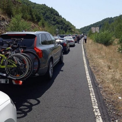 Километрична опашка от коли на 