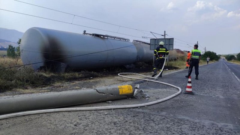 Влак дерайлира в Кюстендилско, избухна пожар