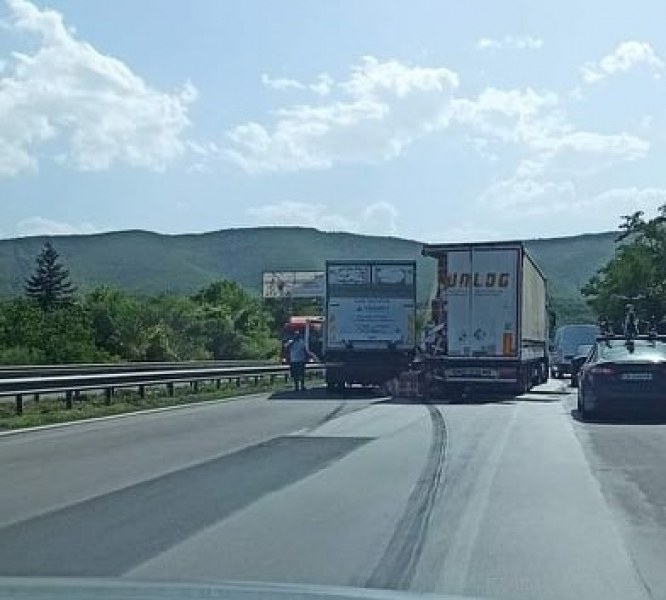 Два тира се удариха и блокираха двете ленти на 