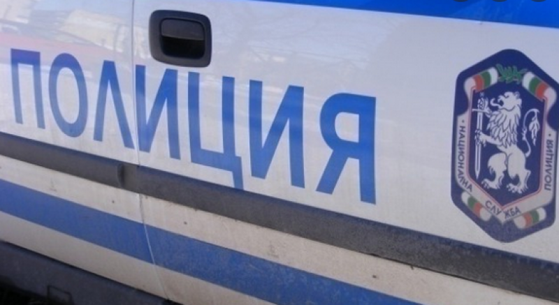 Крадец отмъкна БМВ от паркинг, изостави го на път