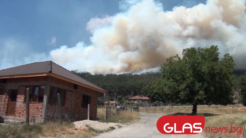 Пламъци погълнаха къщи край Карлово, пожарът в гората се разрасна СНИМКИ