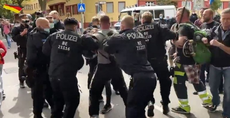 Протест срещу ковид мерките в Берлин, близо 600 души са арестувани ВИДЕО