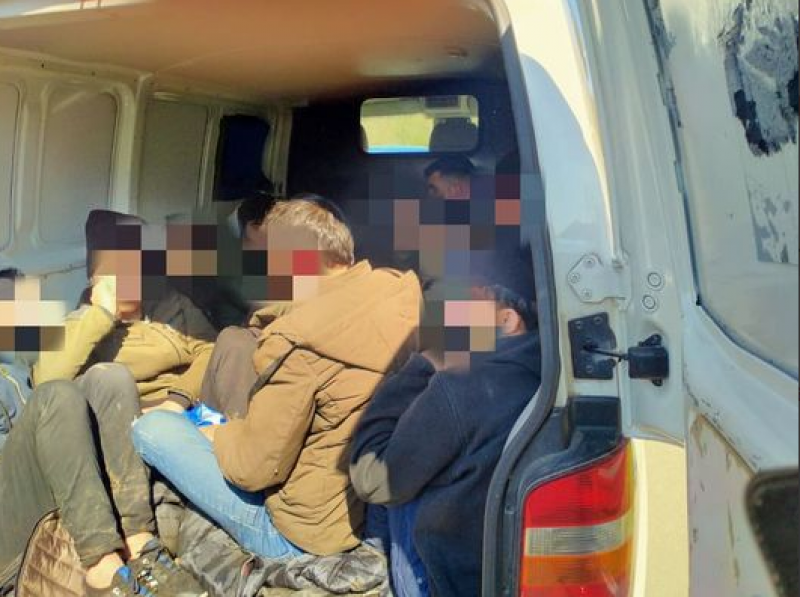 Заловиха десетки бежанци край границата