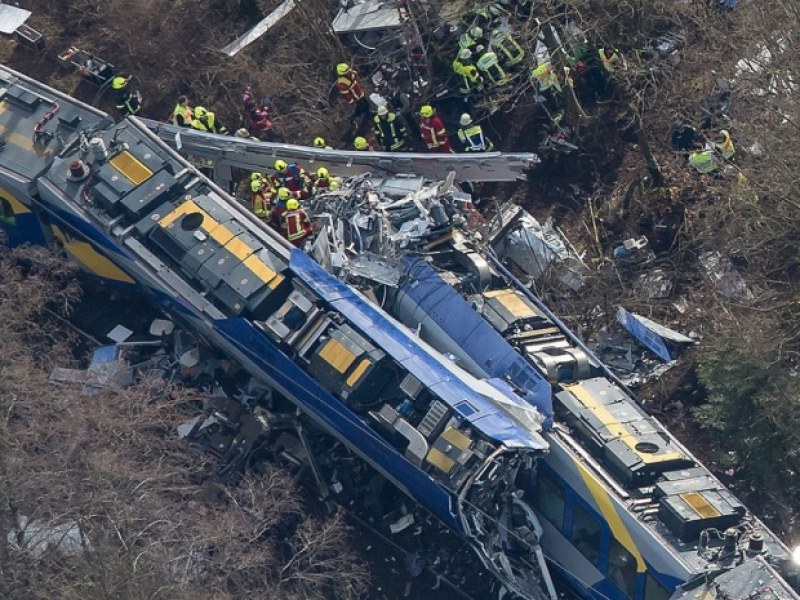 50 души пострадаха при влакова катастрофа! Хеликоптери извозват ранените