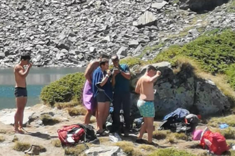 Група туристи се изкъпаха в Рилските езера СНИМКИ