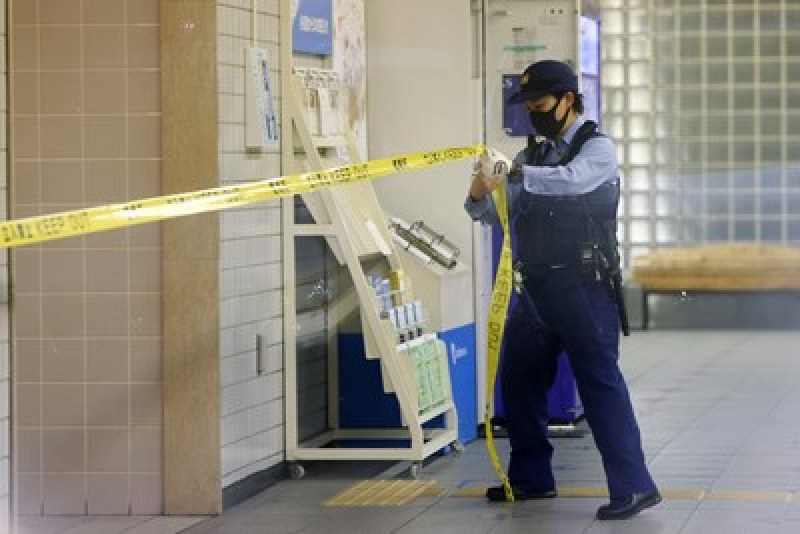 Десет ранени с нож във влак в метрото в Токио, хванаха нападателя
