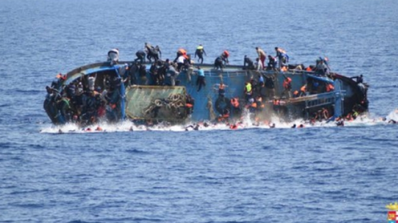 Десетки мигранти се удавиха при преобръщане на лодка