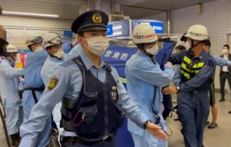 В Япония: Заловиха мъжа, ранил 10 души в метрото