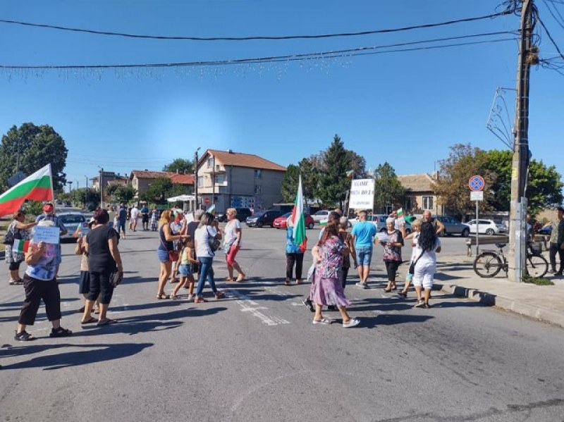 Протест на три бургаски села блокира международния път за Турция СНИМКИ