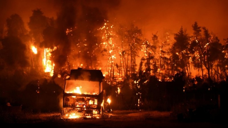 Стотици евакуирани заради пожарите на остров Евия