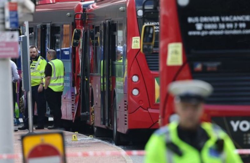 Два автобуса се блъснаха на гара в Лондон, млада жена загина