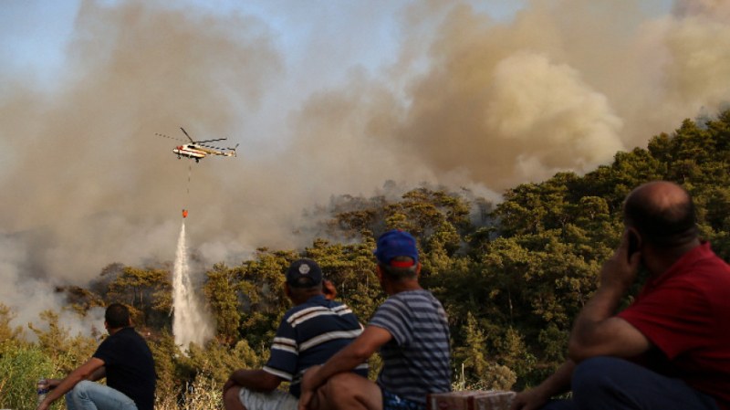 Гърци дежурят денонощно в опит да спасят домовете си от горските пожари