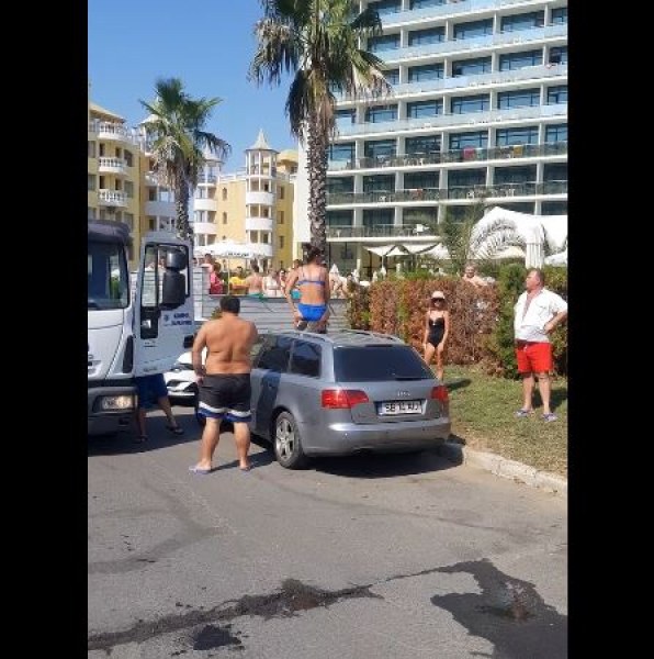 Kак румънска туристка пази колата си от паяка в Слънчев бряг ВИДЕО