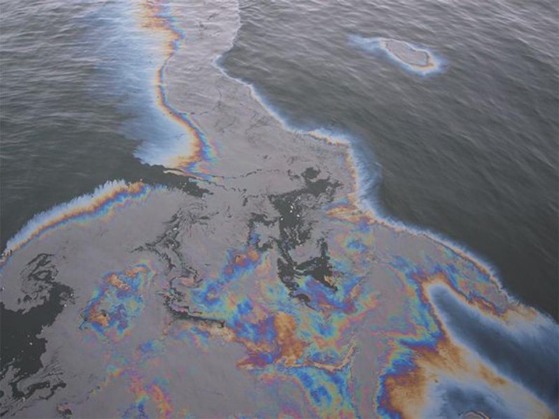 Площта на нефтения разлив край Новоросийск се оказа 400 хиляди пъти по-голяма СНИМКИ