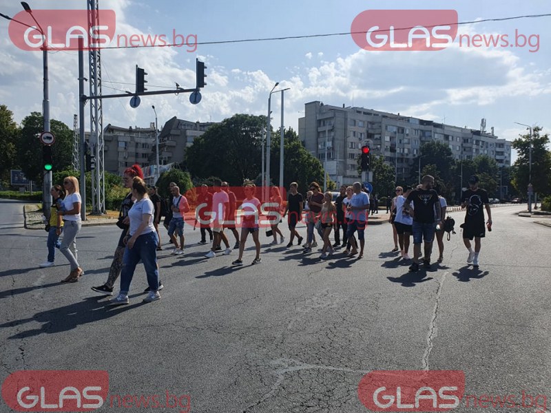 С тенджери и черпаци ресторантьорите в Пловдив блокираха Чифте баня ВИДЕО+СНИМКИ