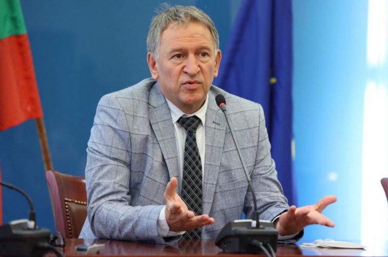 Здравният министър коментира налагането на мерките срещу вируса