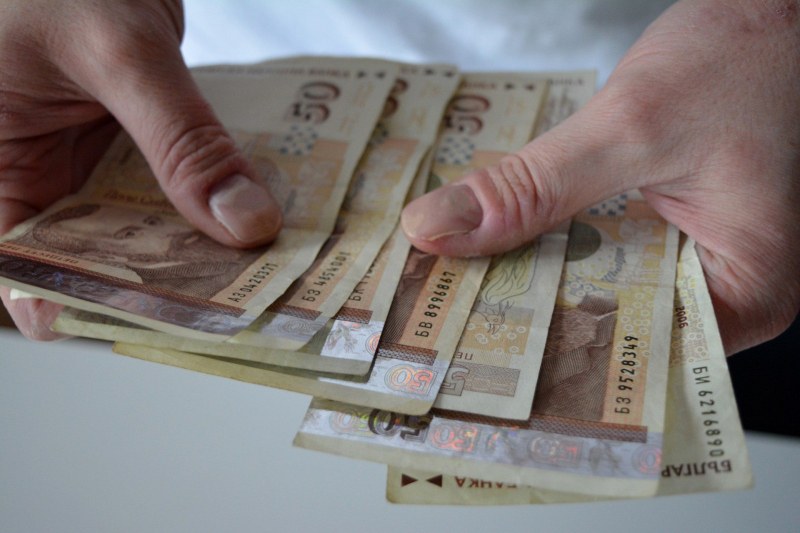 НСИ: Средната работна заплата у нас през второто тримесечие e била 1525 лв.