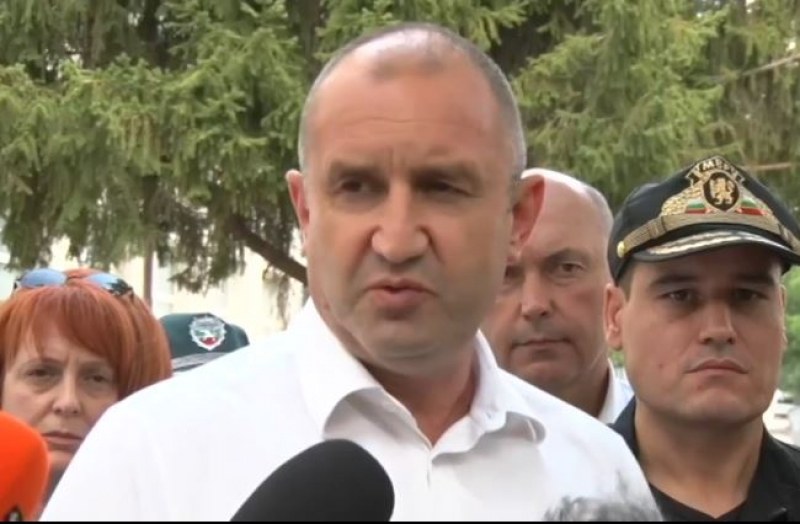 Румен Радев ще изчака с връчването на третия мандат
