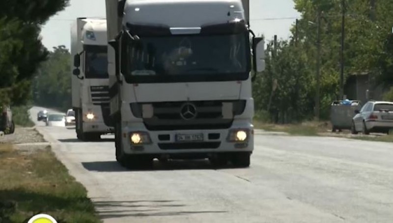 Спазват ли разрешената скорост шофьорите на тирове? В този участък - не  ВИДЕО