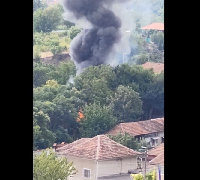 Пожар в Козлодуй, гори къща ВИДЕО