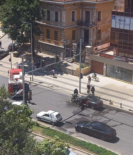 Кола горя на основен булевард в Пловдив СНИМКА