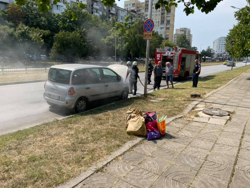 Кола пламна в София. Пожарната пристигна за 4 минути, а през това време... СНИМКИ