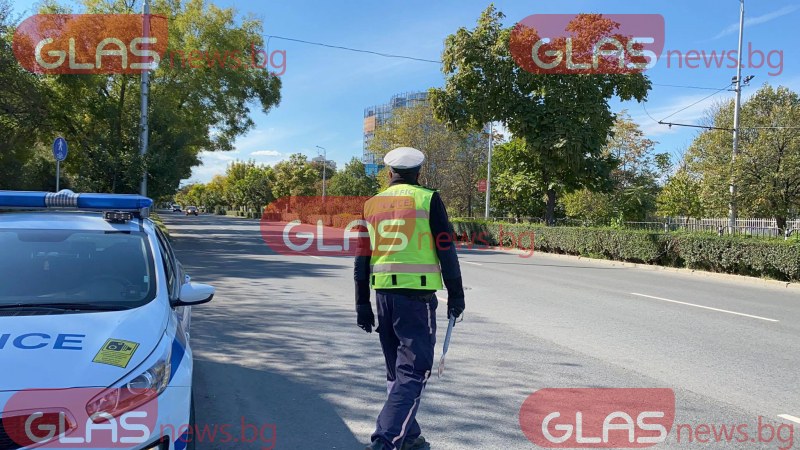 Тийнейджър облече униформата на баща си, започна да проверява шофьорите