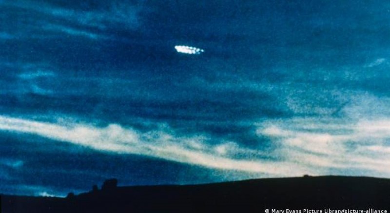 НЛО или метеорит? Яркозелено тяло снимано от самолети в небето
