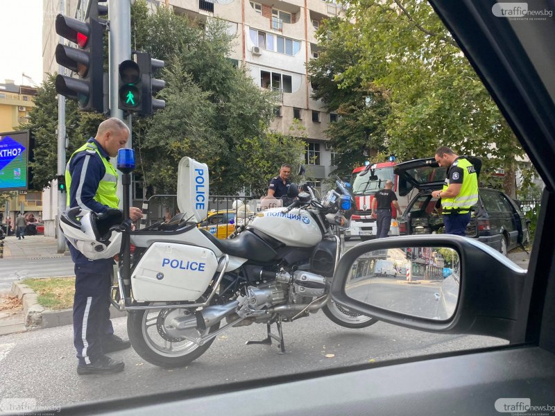 Фолксваген се вряза в мантинелата на кръстовище в Пловдив