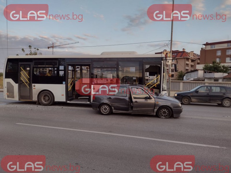 Автобус и кола се удариха в Пловдив! Полиция и линейка са на мястото СНИМКИ