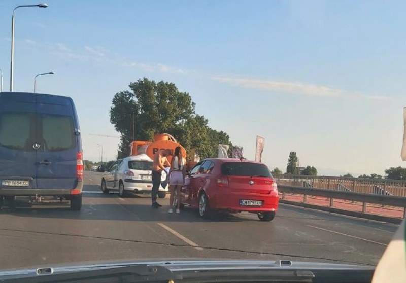 Кола и цистерна с вода се блъснаха в Пловдив, движението е затруднено СНИМКИ