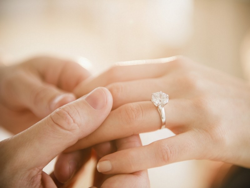 Момиче показа годежния си пръстен, без да забележи срама на заден план СНИМКИ
