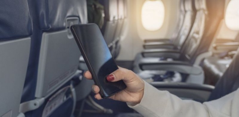 Трябва ли телефоните ни да са на самолетен режим по време на полет?