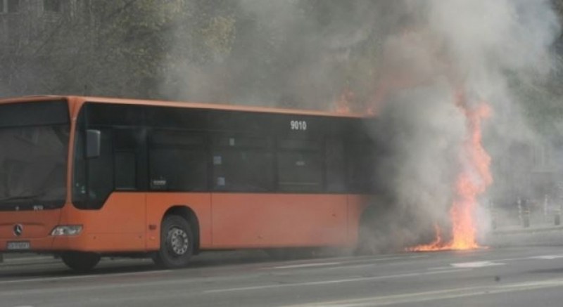 Заради късо съединение - автобус пламна в движение