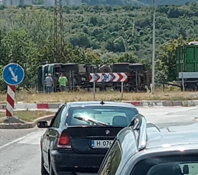 Камион се обърна на главен път, движението е затруднено СНИМКА