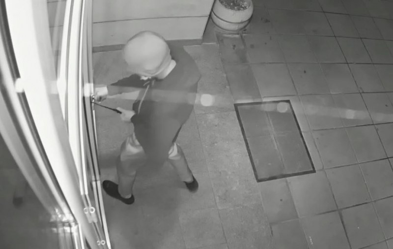 Апаш проникна с взлом във вход и извърши кражба  ВИДЕО